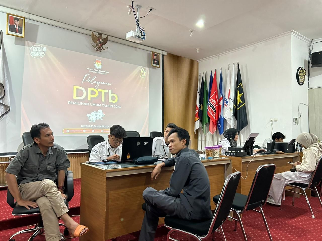 Habibur Rohman Anggota Bawaslu Gresik sedang melakukan pengawasan hari terakhir pengurusan DPTb