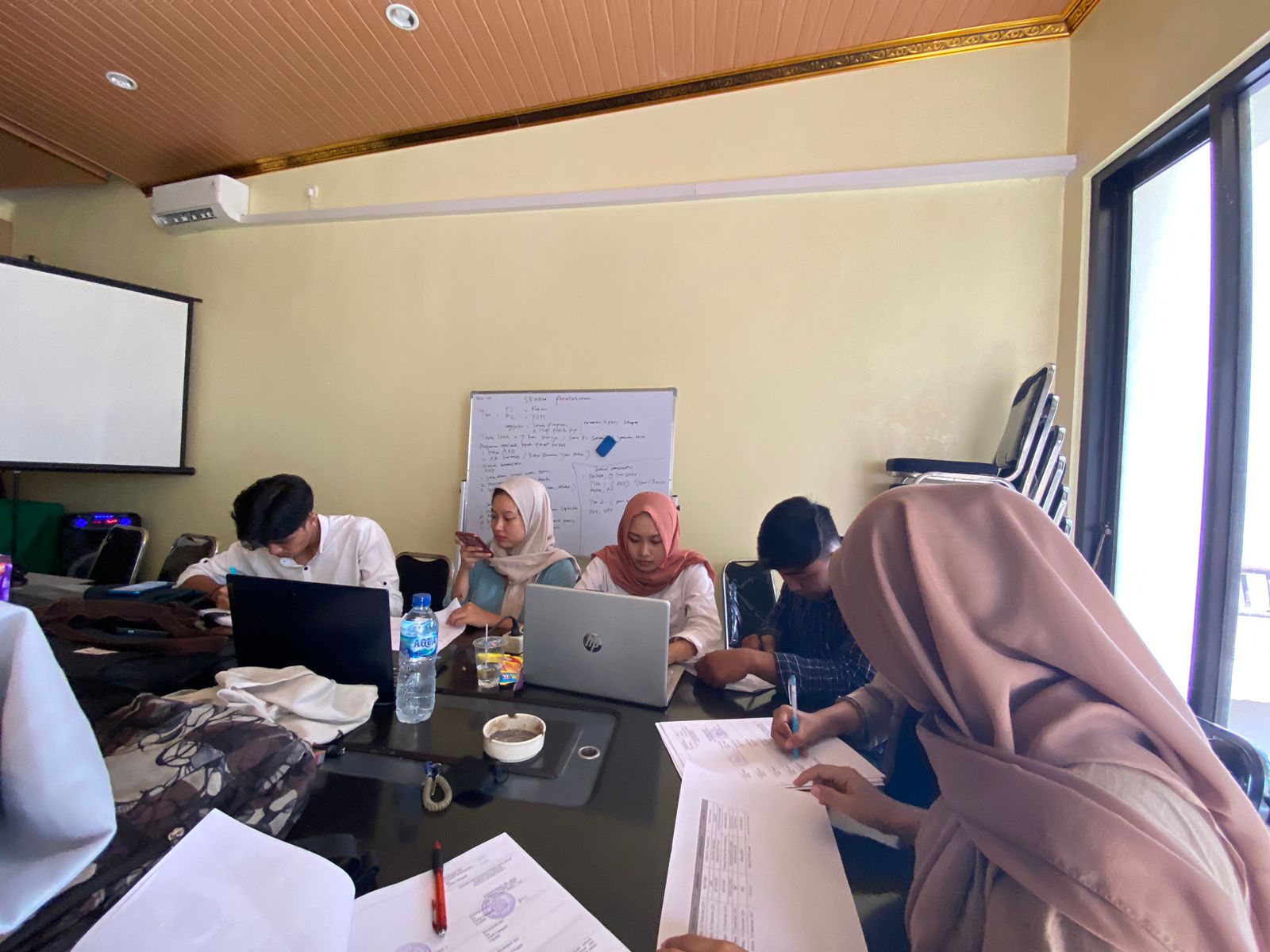 Mahasiswa UINSA sedang melakukan pengawasan ciber 