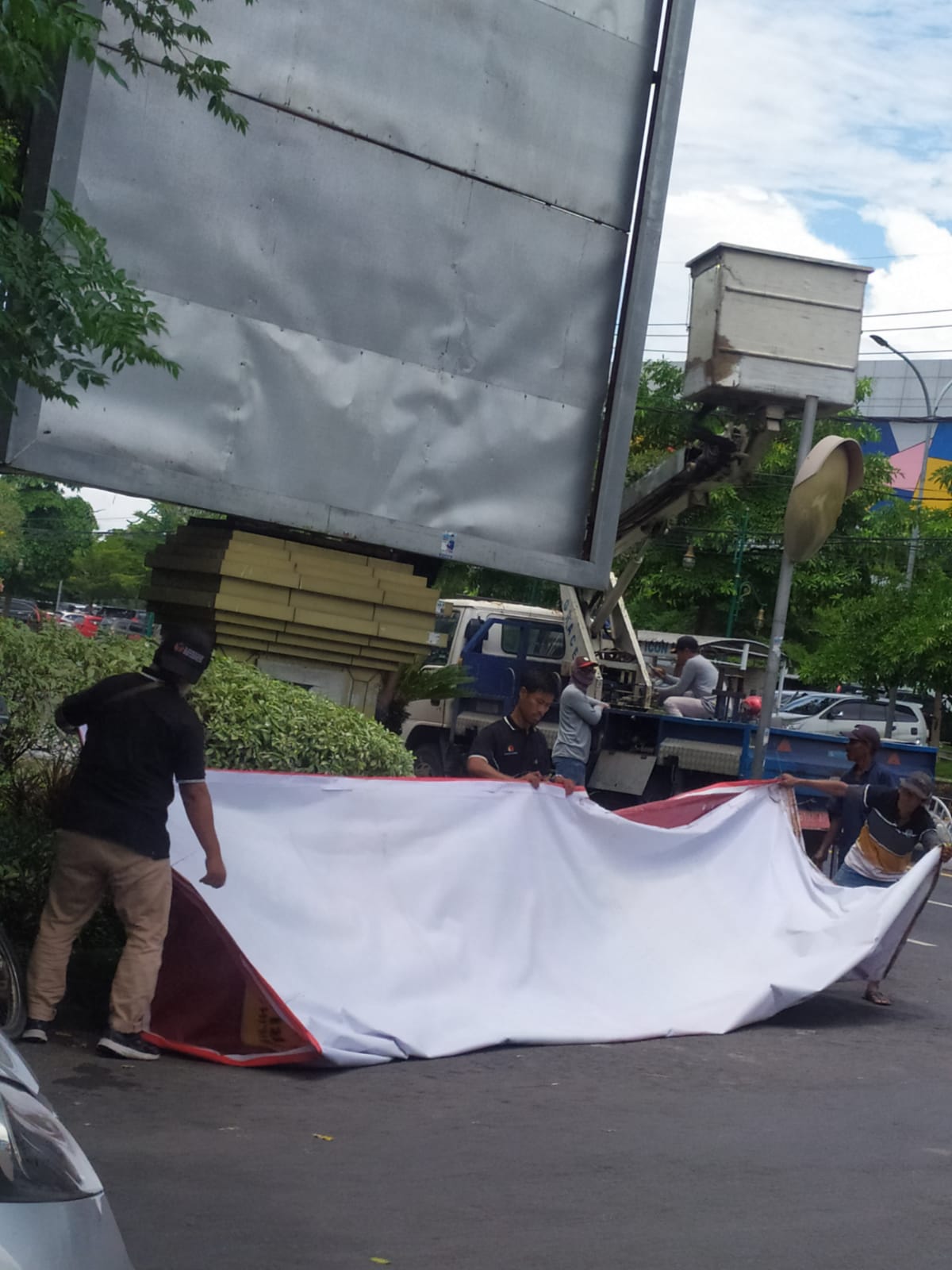 proses penertiban APK oleh Bawaslu Gresik