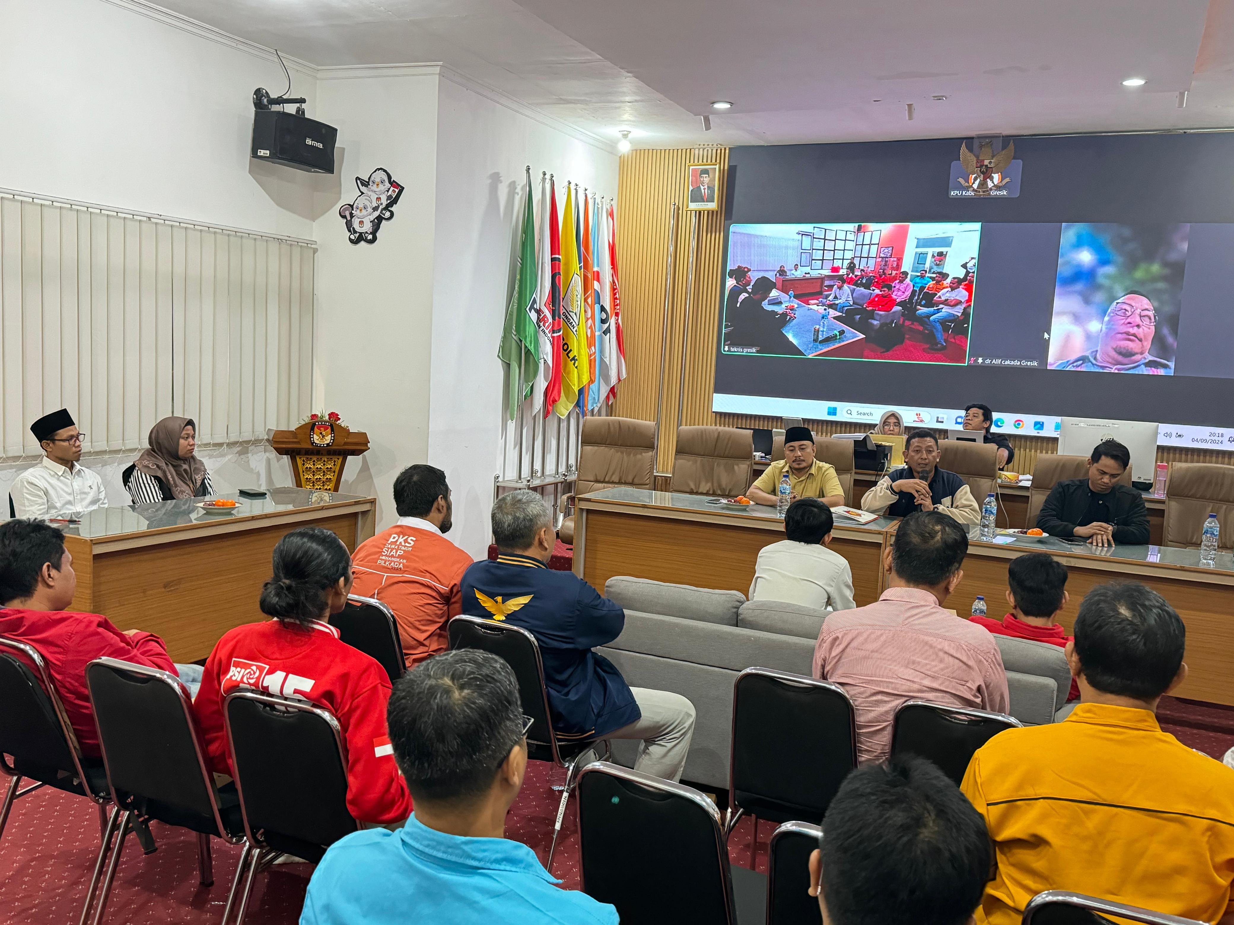 Rofa'atul Hidayah dan Habibur Rohman dalam Pengawasan hari akhir perpanjangan pendaftaran Bupati dan Wakil Bupati Gresik