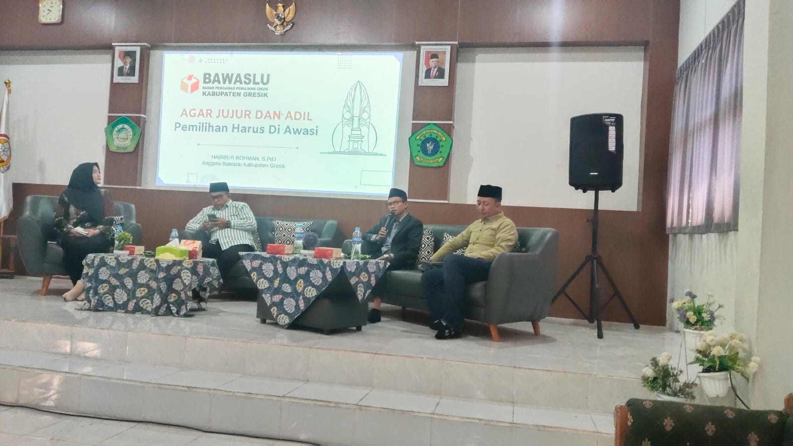 Habibur Rohman Anggota Bawaslu Gresik menjadi narasumber dalam kegiatan seminar pendidikan demokrasi