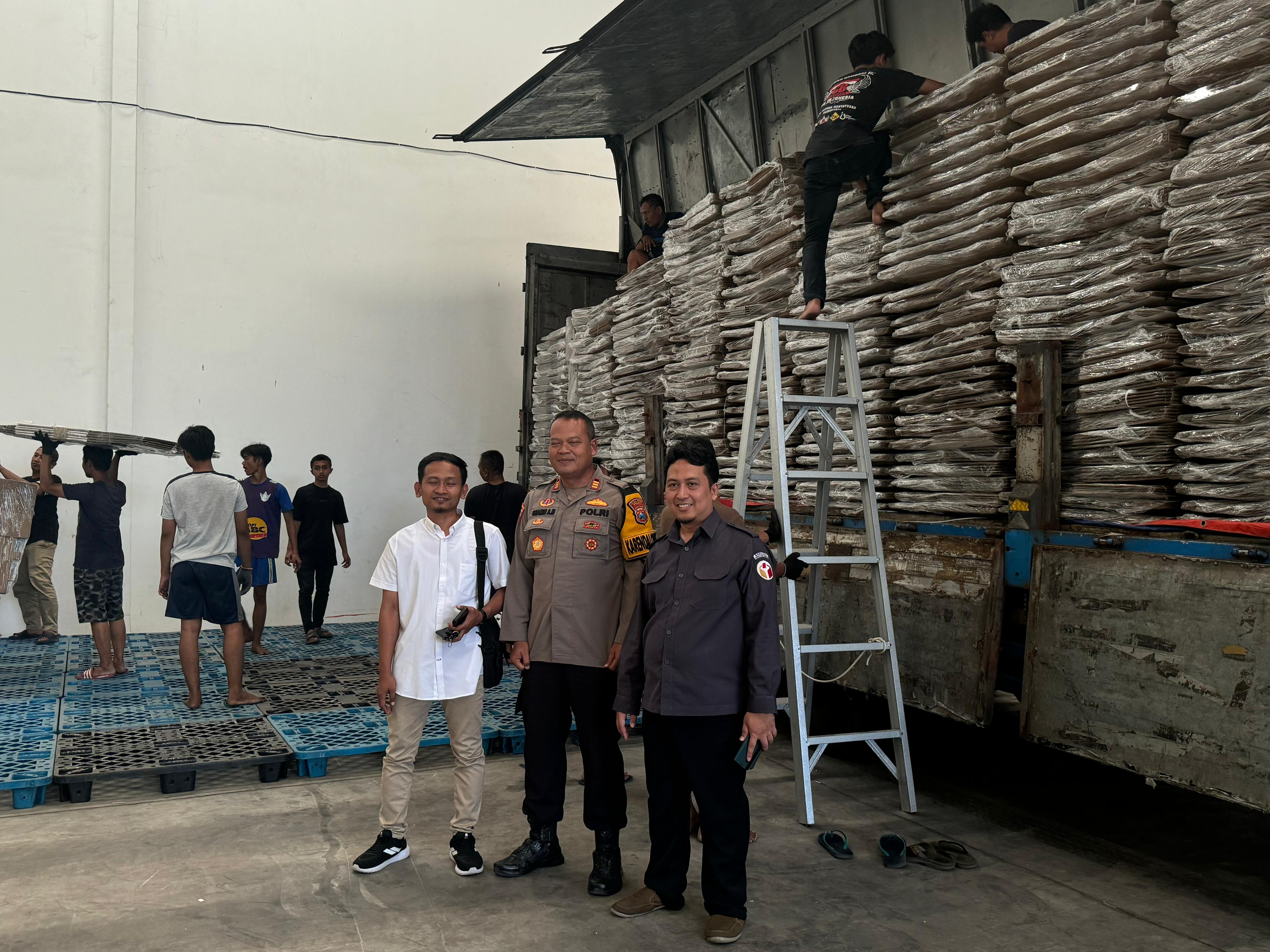 Robbah Khunaifih bersama Akhmad Taufik (Ketua KPU Gresik) sedang mengawasi logistik di Gudang KPU Gresik