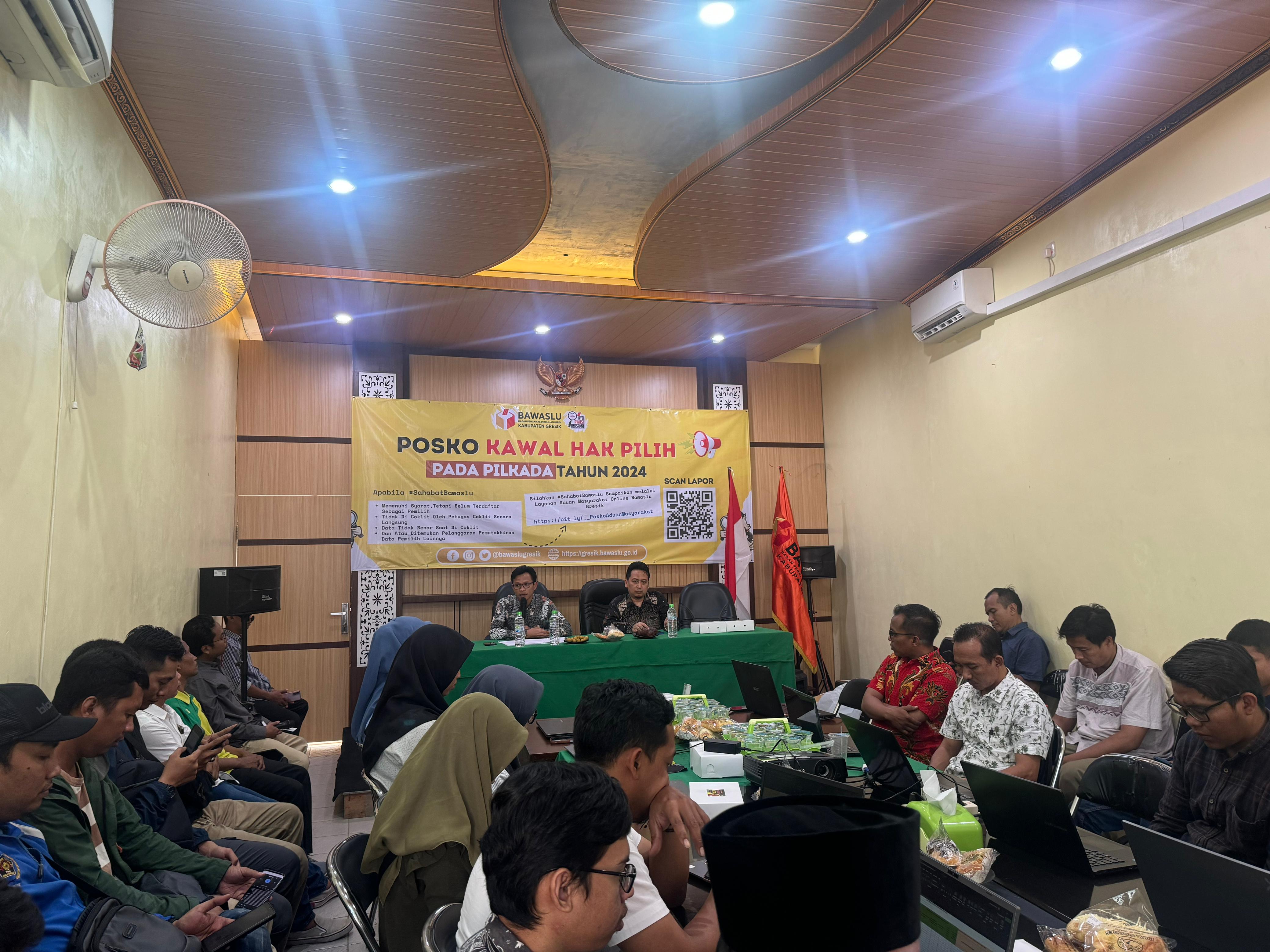 Bawaslu Gresik sedang rapat pembentukan timfas pengawasan Siber