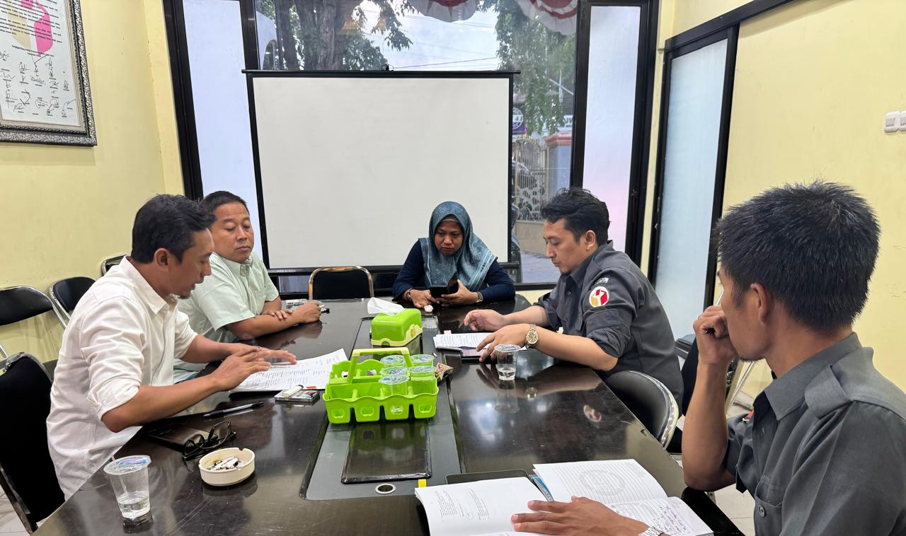 rapat pleno Bawaslu Gresik dalam kajian dugaan pelanggaran netralitas penyelenggara pemilu