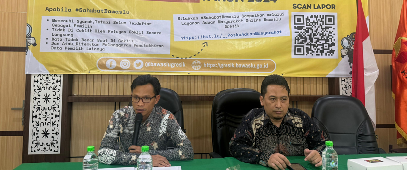 Anggota Bawaslu Gresik Habibur Rohman dan Robbah Khunaifih