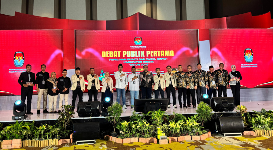 Bawaslu Gresik sedang mengawasi Debat Perdana Pilbub Gresik