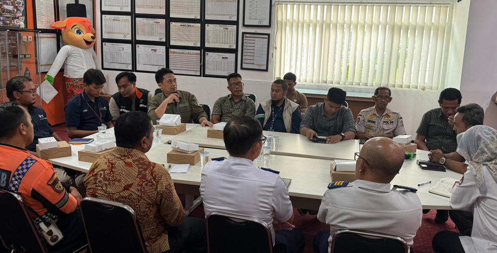 Robbah Khunaifih sedang dalam rapat bersama stakeholder terkait pendistribusian Logistik