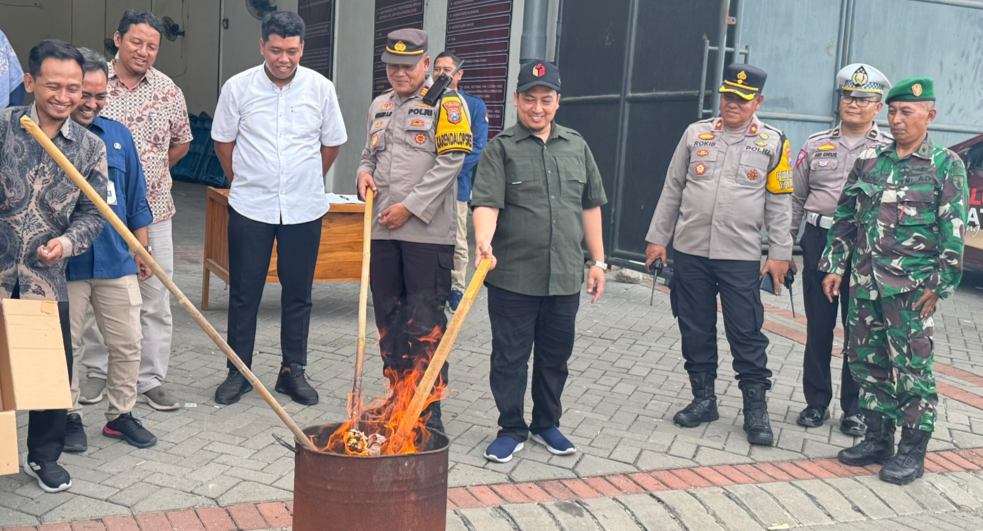 Robbah Khunaifih sedang melakukan pemusnahan surat suara