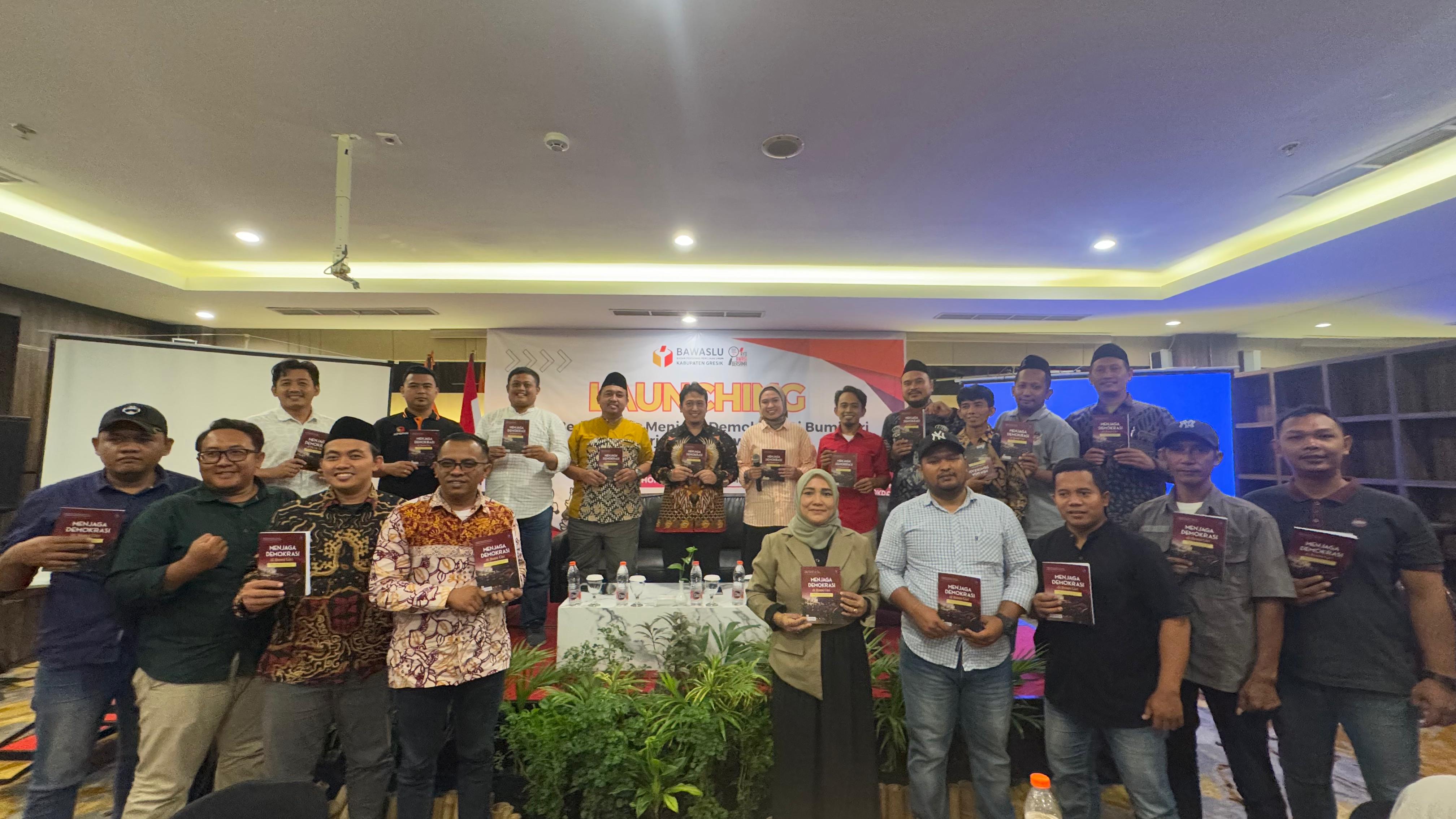 Kordiv SDM Robbah Khunaifih dalam kegiatan launching Buku Pengawas Adhoc Pemilu 2024