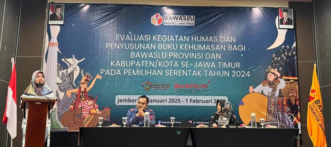 Dwi Endah Prasetyowati sedang memberkan sambutan dalam kegiatan penyusunan Buku Kehumasan