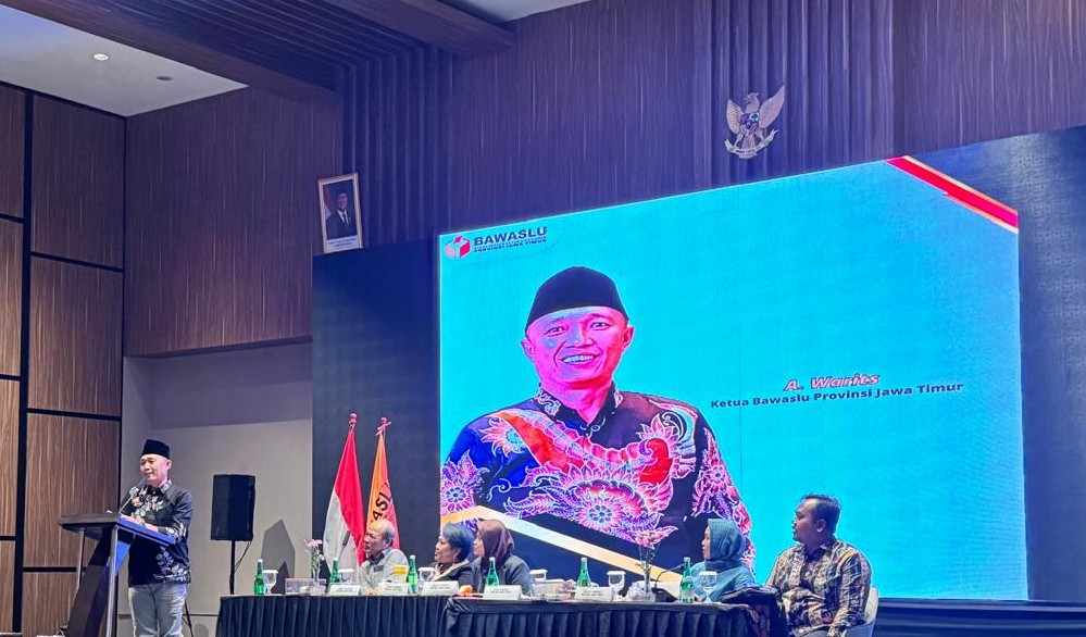 A. Warits Ketua Bawaslu Jawa Timur Memberikan Sambutan 