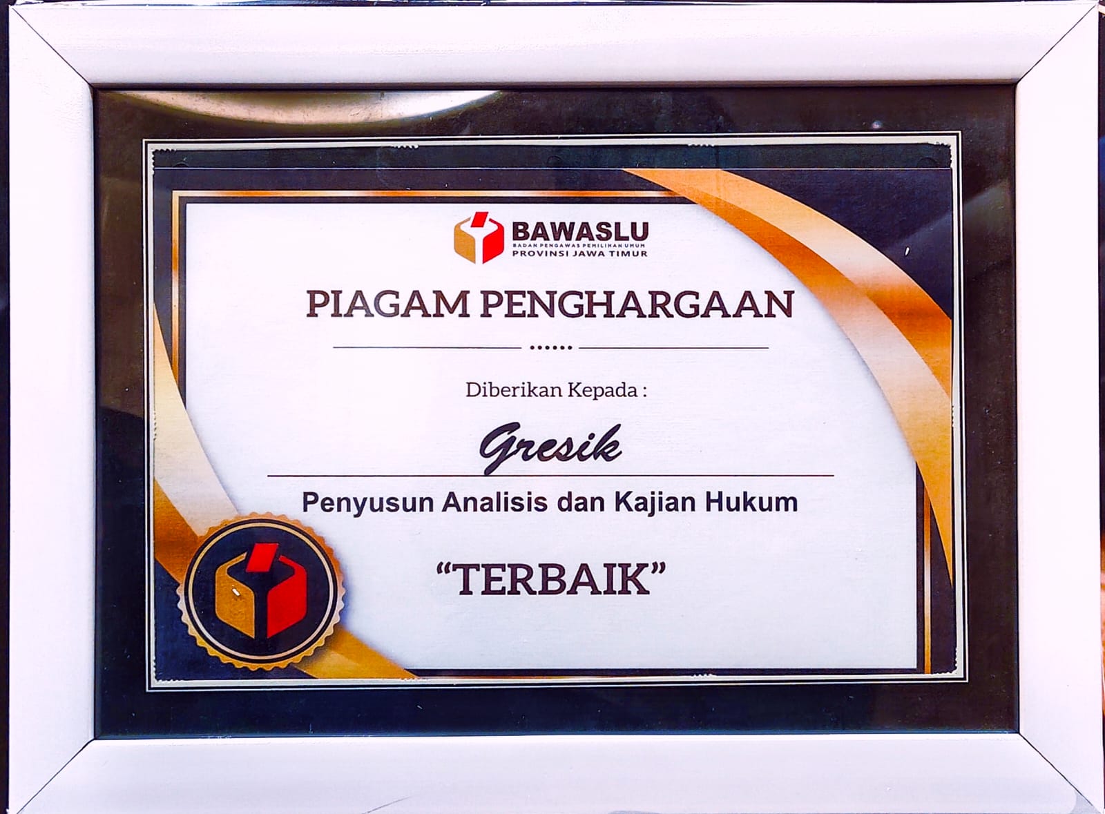 Piagam penghargaan penyusunan analisis dan kajian hukum terbaik 