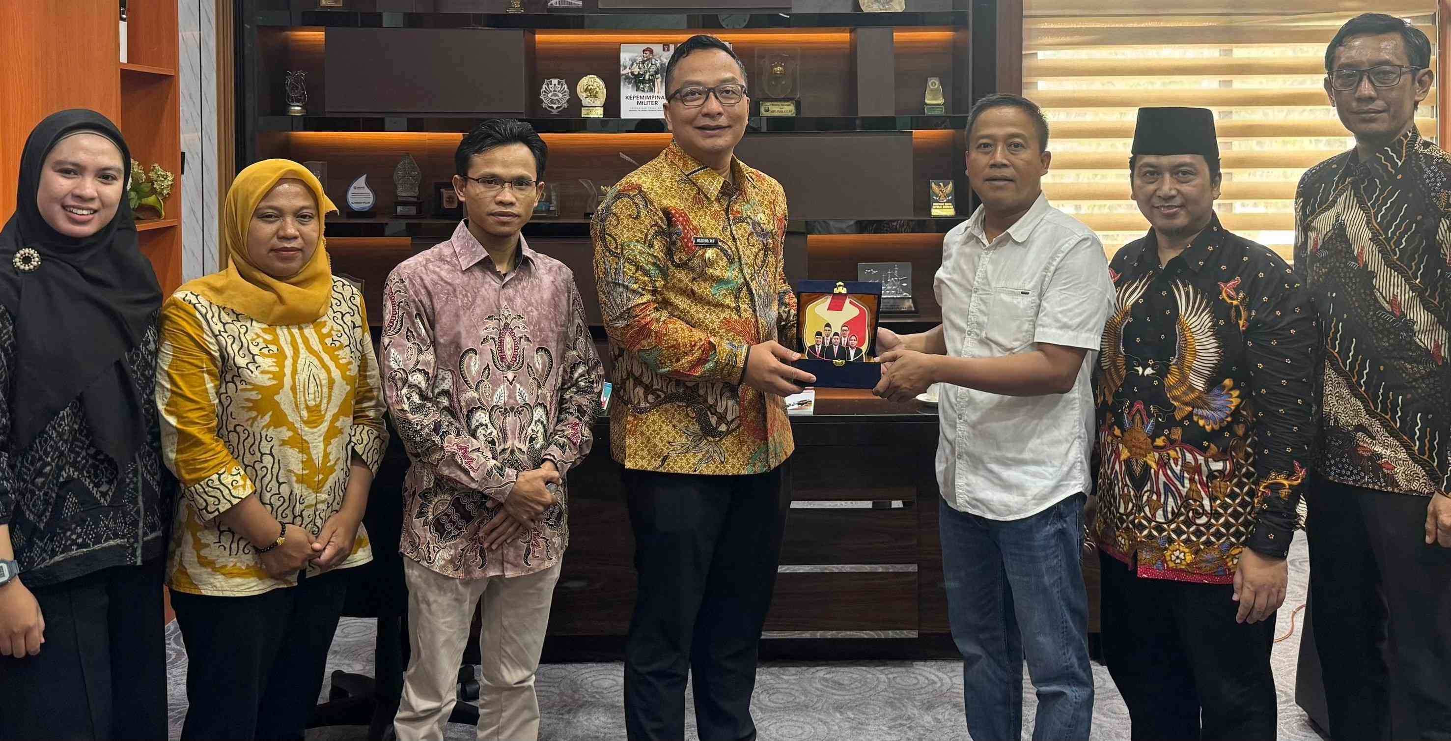 Ketua dan Anggota Bawaslu Gresik bersama wakil bupati Gresik
