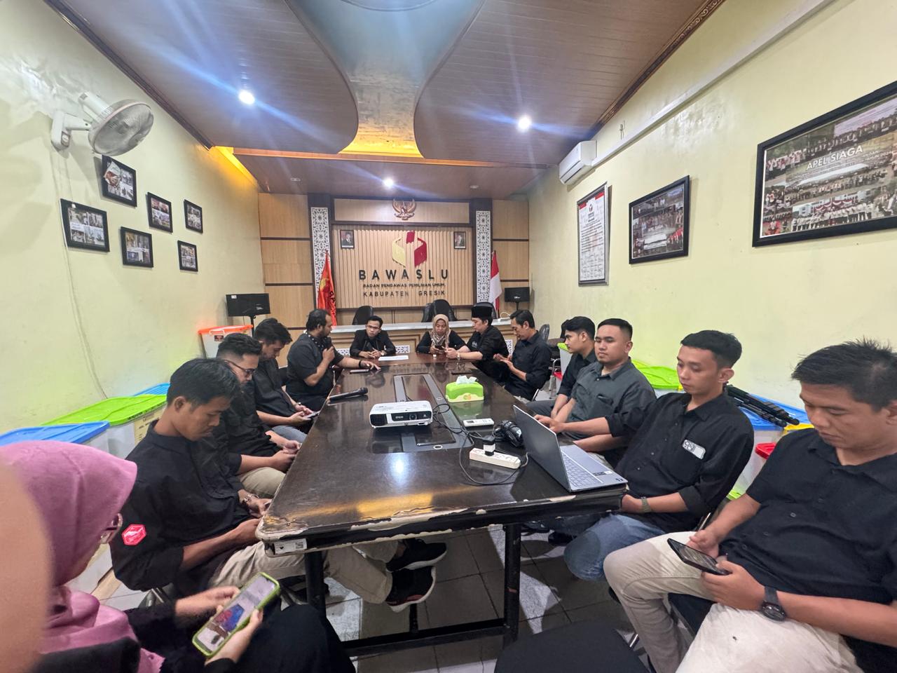 Bawaslu Gresik dalam acara ngabuburit pengawasan