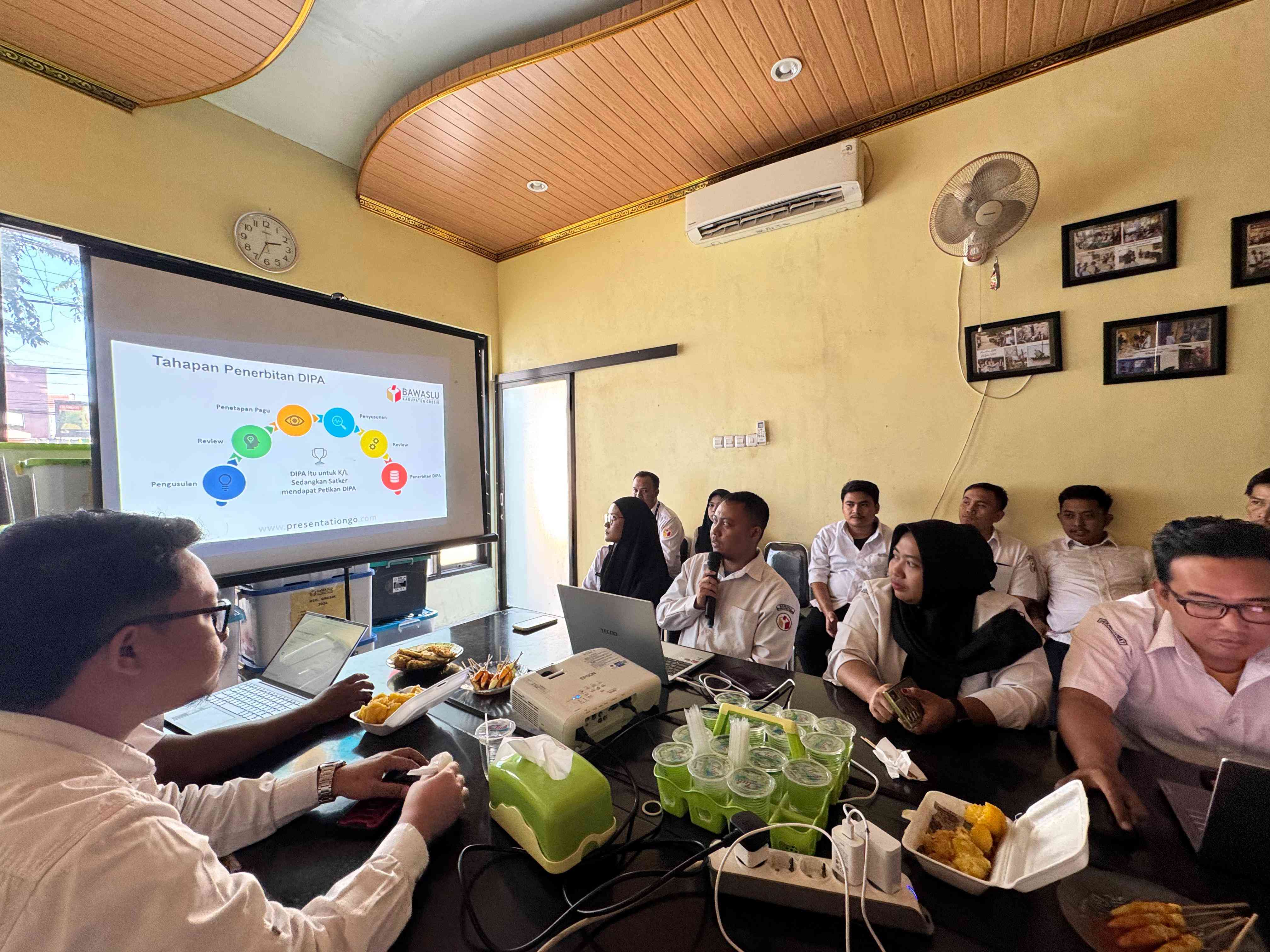 diskusi mingguan bawaslu gresik