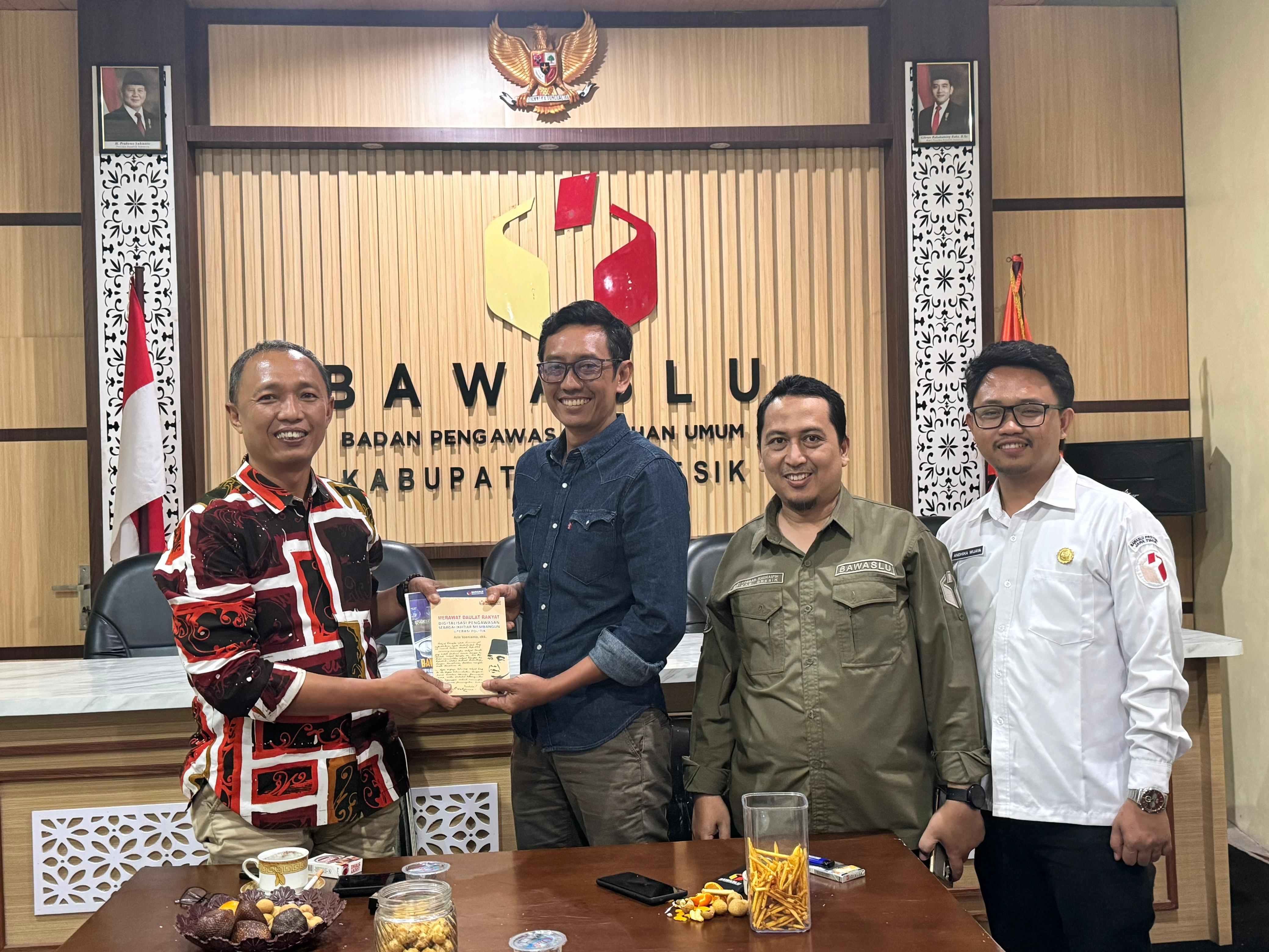 Bawaslu Gresik terima tiga buku literasi dari Bawaslu Jatim