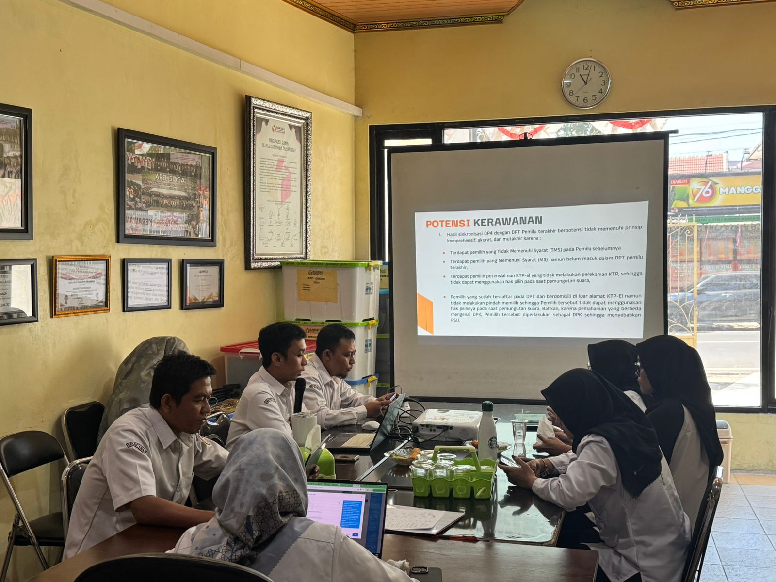 Bawaslu Gresik Gelar Diskusi Mingguan