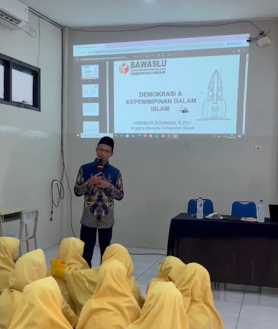 Bawaslu Gresik menajdi pemateri di smp islam 
