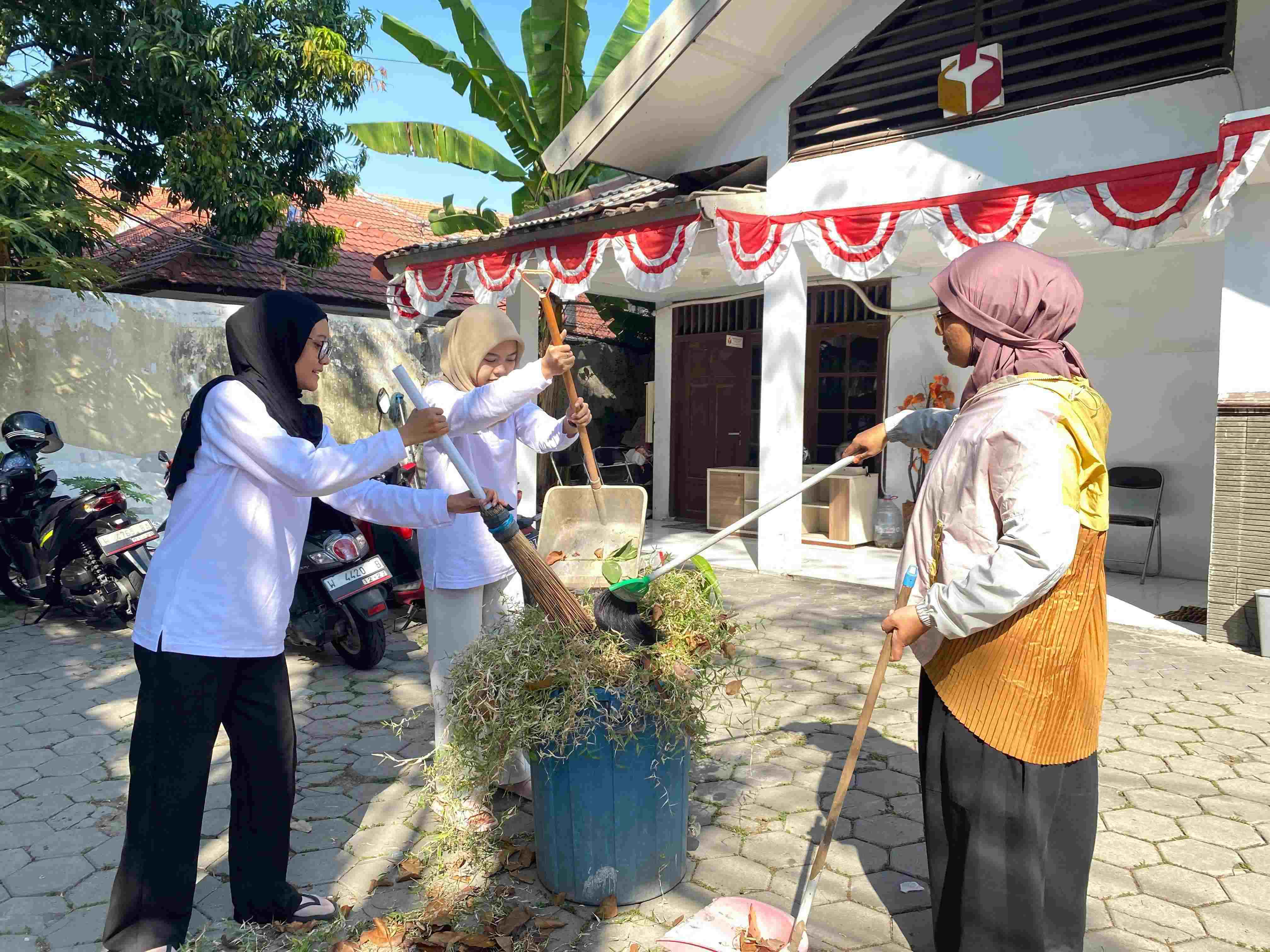 Bawaslu Gresik gelar jumat bersih sambut hut RI ke 80