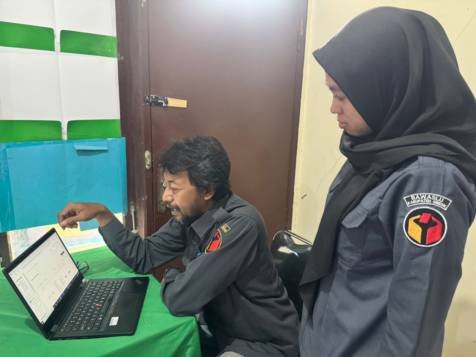 Staf Arsiparis Bawaslu Gresik sedang berdiskusi