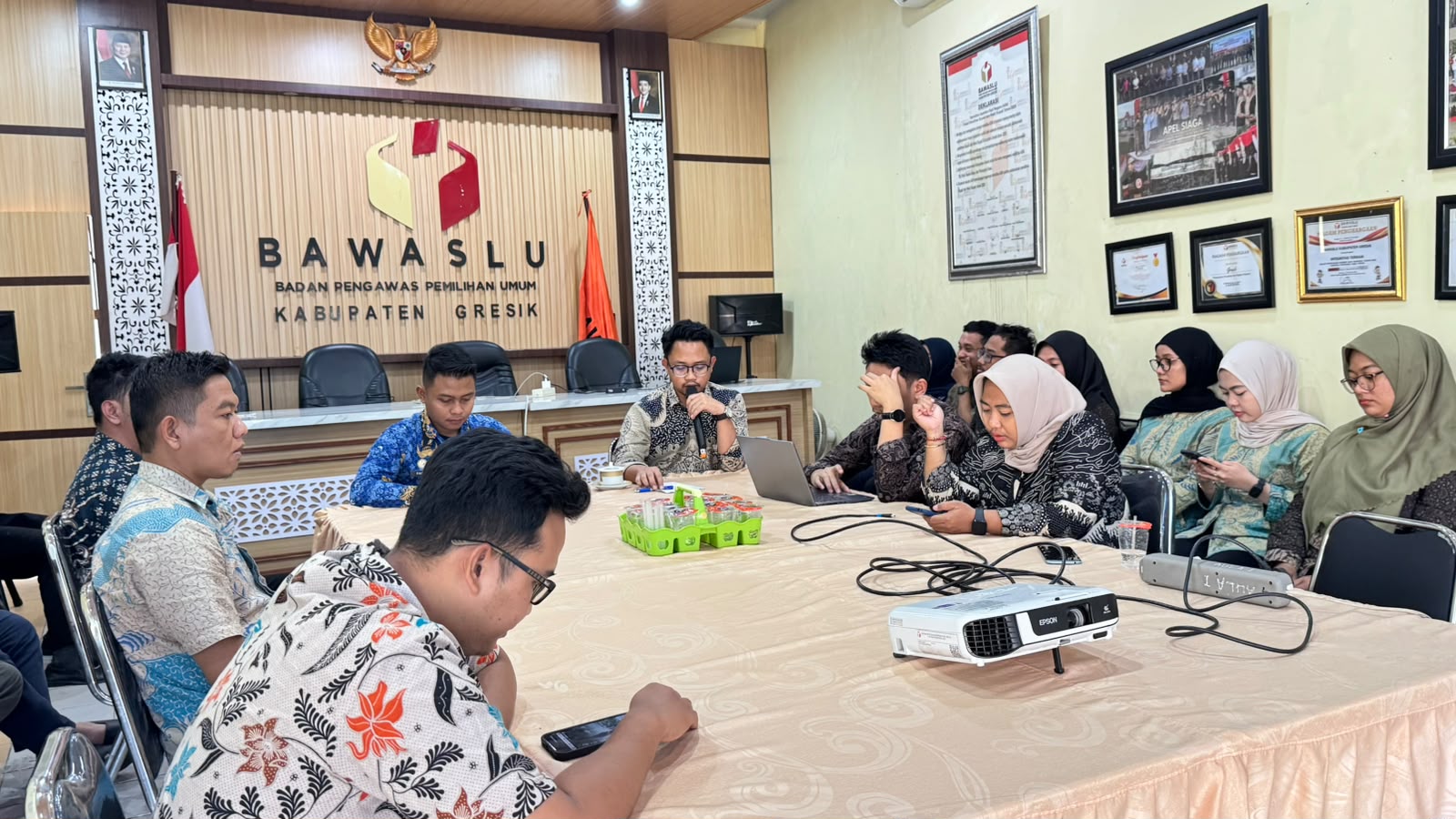 Rapat internal bawaslu