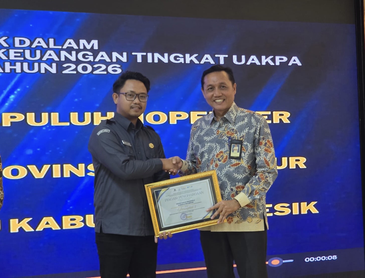 Sekretariat Bawaslu Gresik mendapatkan penghargaan