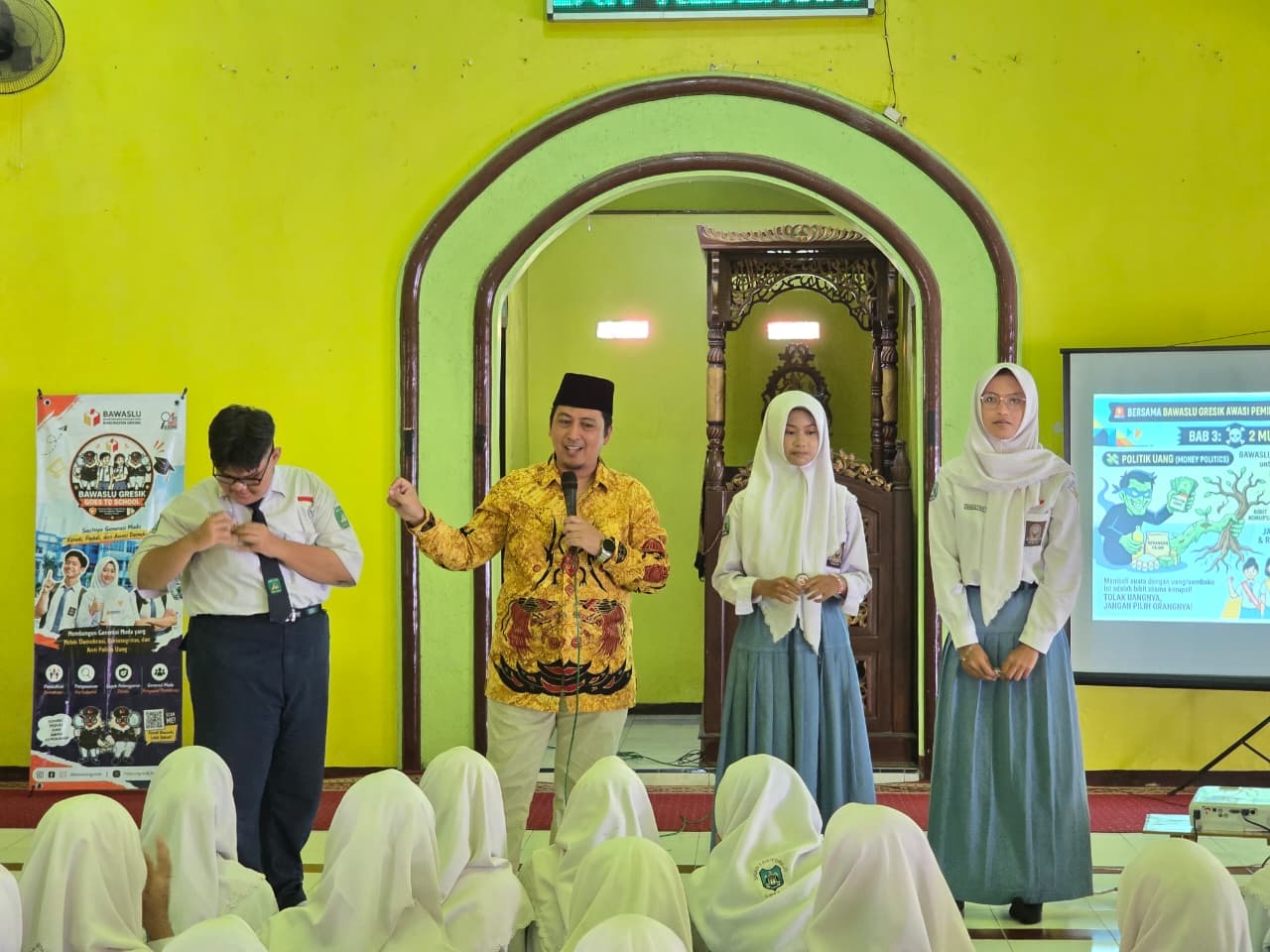 Bawaslu Gresik Goes to School