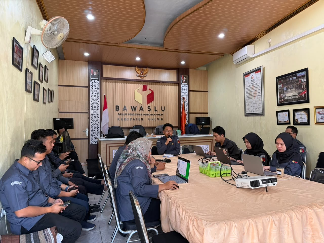 Rapat internal Bawaslu Gresik