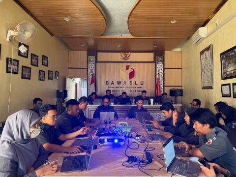 Rapat internal Bawaslu Gresik
