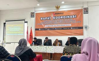 A. Warits dan Dwi Endah dalam acara Rakor Tindak Lanjut Hasil Evaluasi Rumah Data