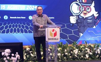 Herwyn J. Malonda dalam kegiatan Launching Rumah Data Bawaslu Jatim