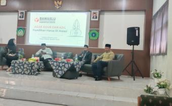 Habibur Rohman Anggota Bawaslu Gresik menjadi narasumber dalam kegiatan seminar pendidikan demokrasi