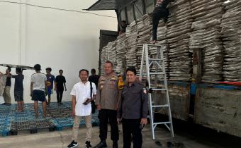 Robbah Khunaifih bersama Akhmad Taufik (Ketua KPU Gresik) sedang mengawasi logistik di Gudang KPU Gresik