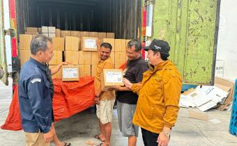 Robbah khunaifih sedang mengawasi di gudang kpu