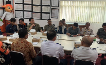 Robbah Khunaifih sedang dalam rapat bersama stakeholder terkait pendistribusian Logistik