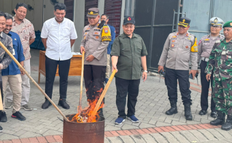 Robbah Khunaifih sedang melakukan pemusnahan surat suara