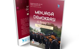 Buku Menjaga Demokrasi di Bumi Giri