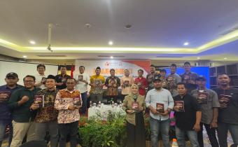 Kordiv SDM Robbah Khunaifih dalam kegiatan launching Buku Pengawas Adhoc Pemilu 2024