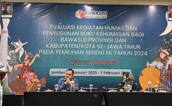 Dwi Endah Prasetyowati sedang memberkan sambutan dalam kegiatan penyusunan Buku Kehumasan