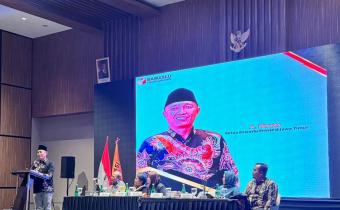 A. Warits Ketua Bawaslu Jawa Timur Memberikan Sambutan 