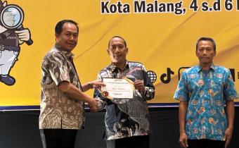 Kepala Sekretariat Supratikno menerima pengharagaan penerima dugaan pelanggaran terbaik