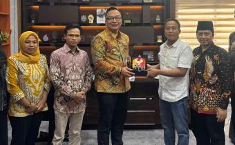 Ketua dan Anggota Bawaslu Gresik bersama wakil bupati Gresik