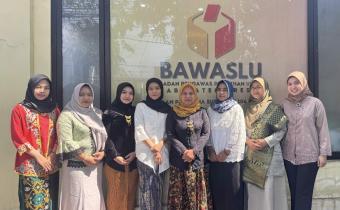 Bawaslu gresik dalam selasa berkebaya