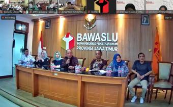 bawaslu gresik mengikuti rapat daring konsolidasi organisasi sejawa timur