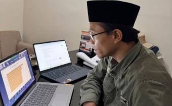 Habibur Rohman Anggota Bawaslu Gresik dalam Diskusi Cangkrukan Demokrasi