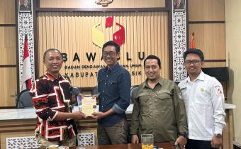 Bawaslu Gresik terima tiga buku literasi dari Bawaslu Jatim