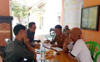 Rozikin lakukan uji petik di desa Babatan Balongpanggang