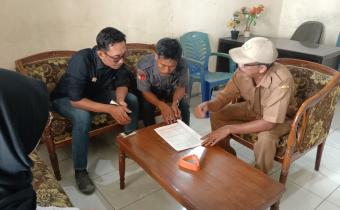 Rozikin lakukan uji petik di desa iker iker geger cerme