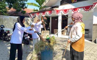 Bawaslu Gresik gelar jumat bersih sambut hut RI ke 80