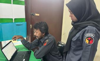 Staf Arsiparis Bawaslu Gresik sedang berdiskusi